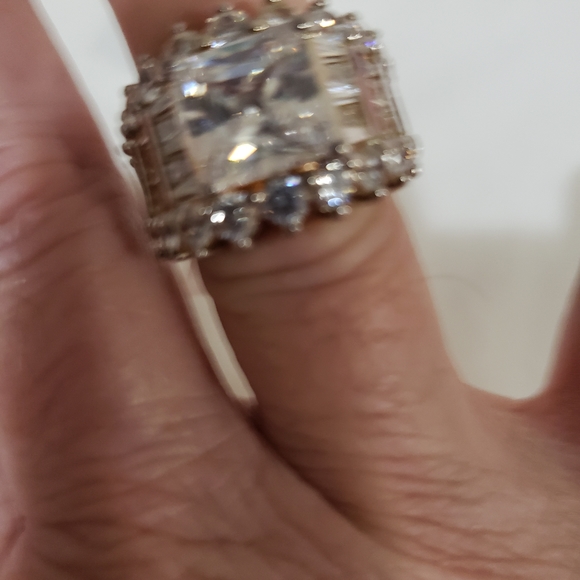 Stunning .925 CZ. Ring - Picture 4 of 6